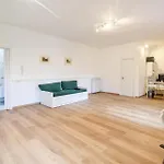 2 Bedroom Cozy Apartment In Napoli